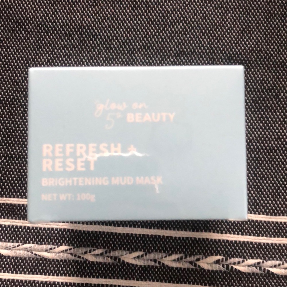 Glow on 5th beauty refresh and reset brightening mud mask 100g